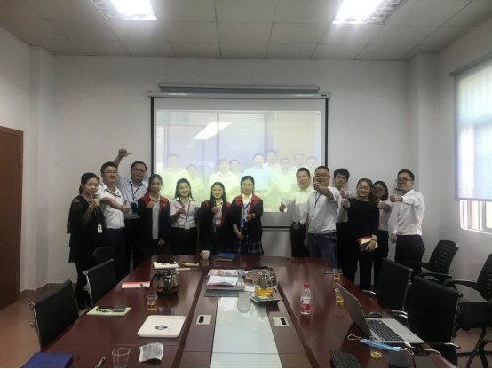 华体会在线登陆-华体会(中国)软件与炎墨合影 华体会在线登陆-华体会(中国)软件与炎墨合影